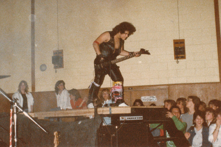 Julian Simonelli - Bassist